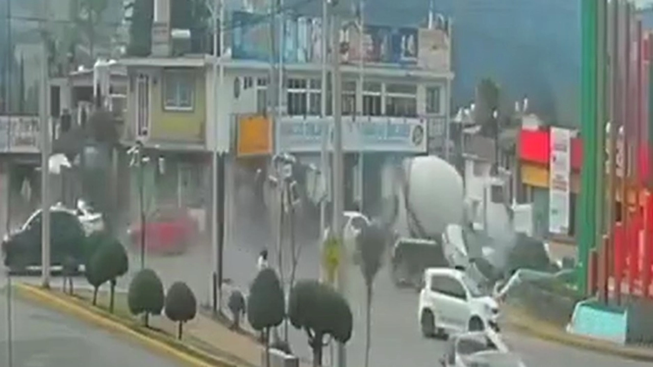 Revolvedora sin frenos vuelca y provoca choque en Almoloya de Juárez HOY