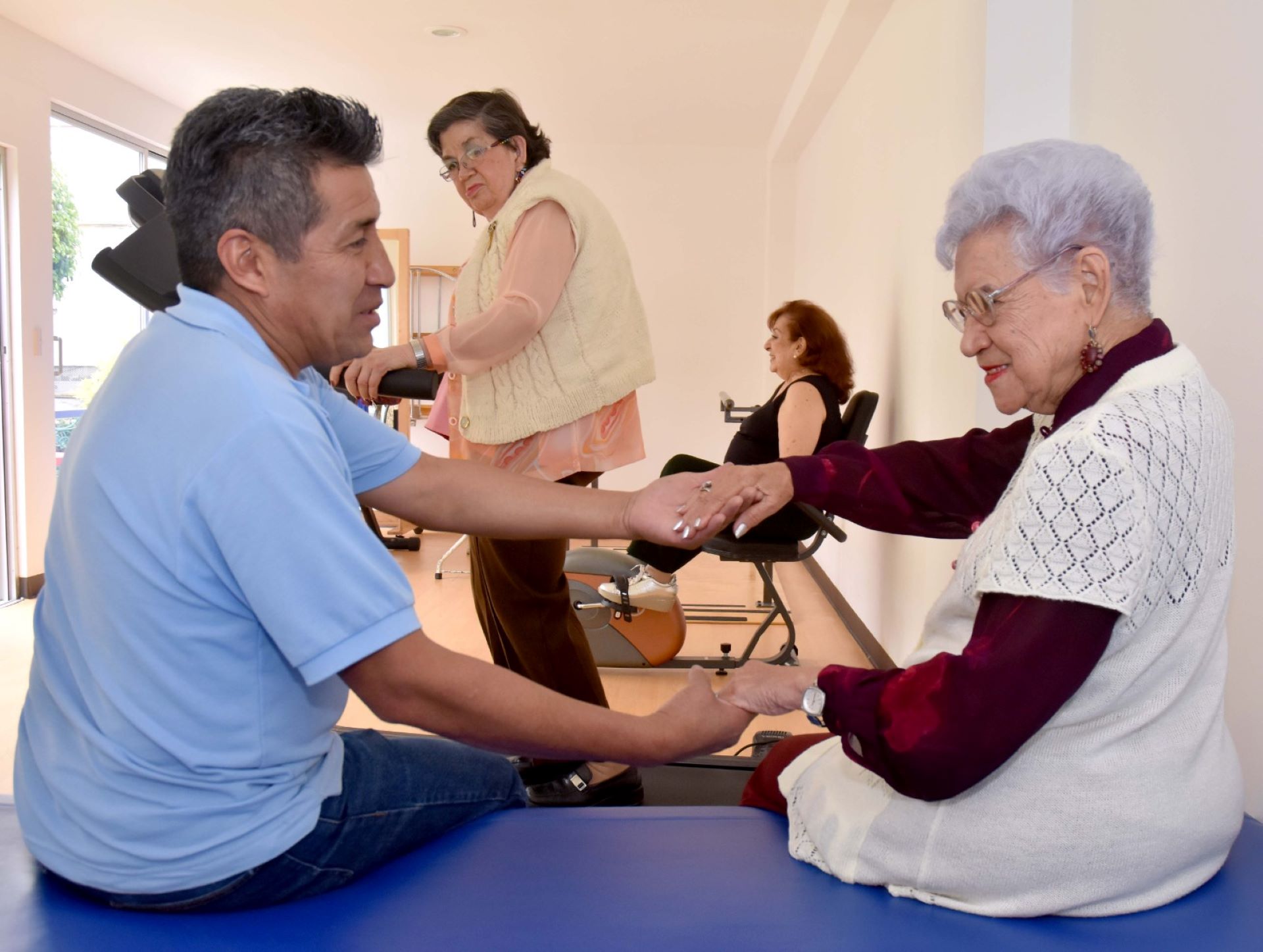 SSa brinda atención a personas adultas mayores