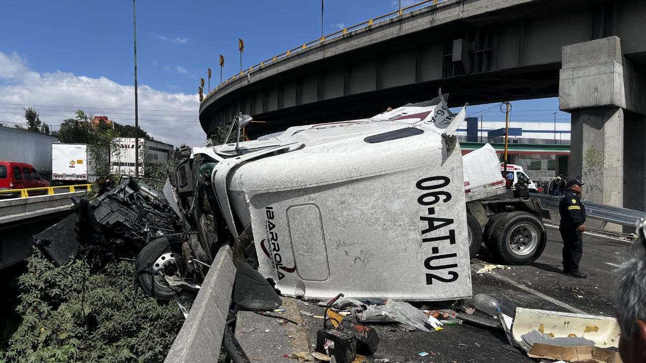 Tráiler cae de puente en la México-Querétaro; conductor sobrevive de ...