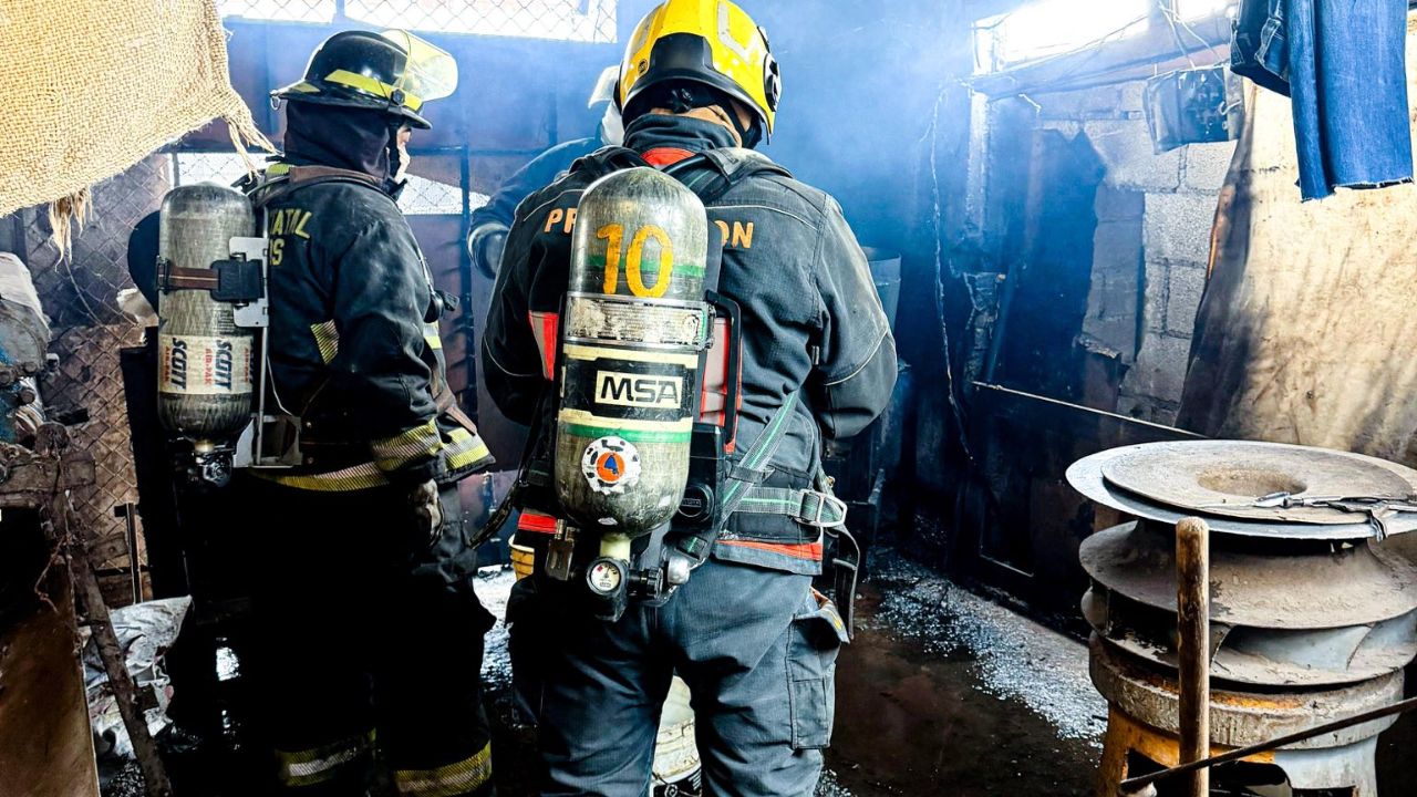 INCENDIO en taller de elaboración de sombreros charros alarma a vecinos de Lomas 5 de Mayo HOY