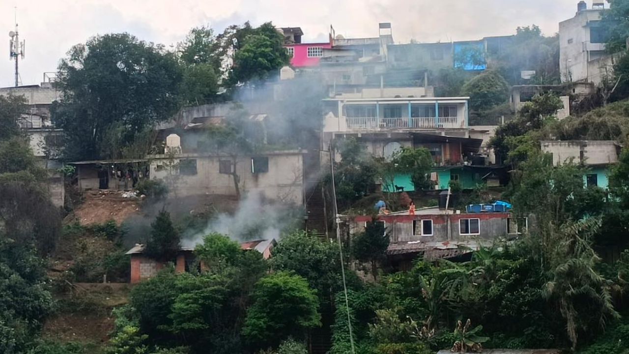 FOTOS: Vivienda quedó calcinada tras fuerte incendio en Huauchinango hoy; así alertó a vecinos