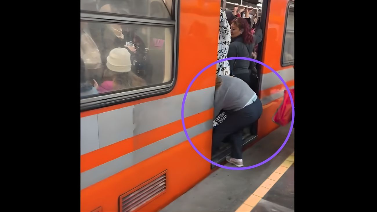 ¡Entro porque entro! Mujer se vuelve viral por hacer maniobra extrema para abordar vagón del Metro CDMX