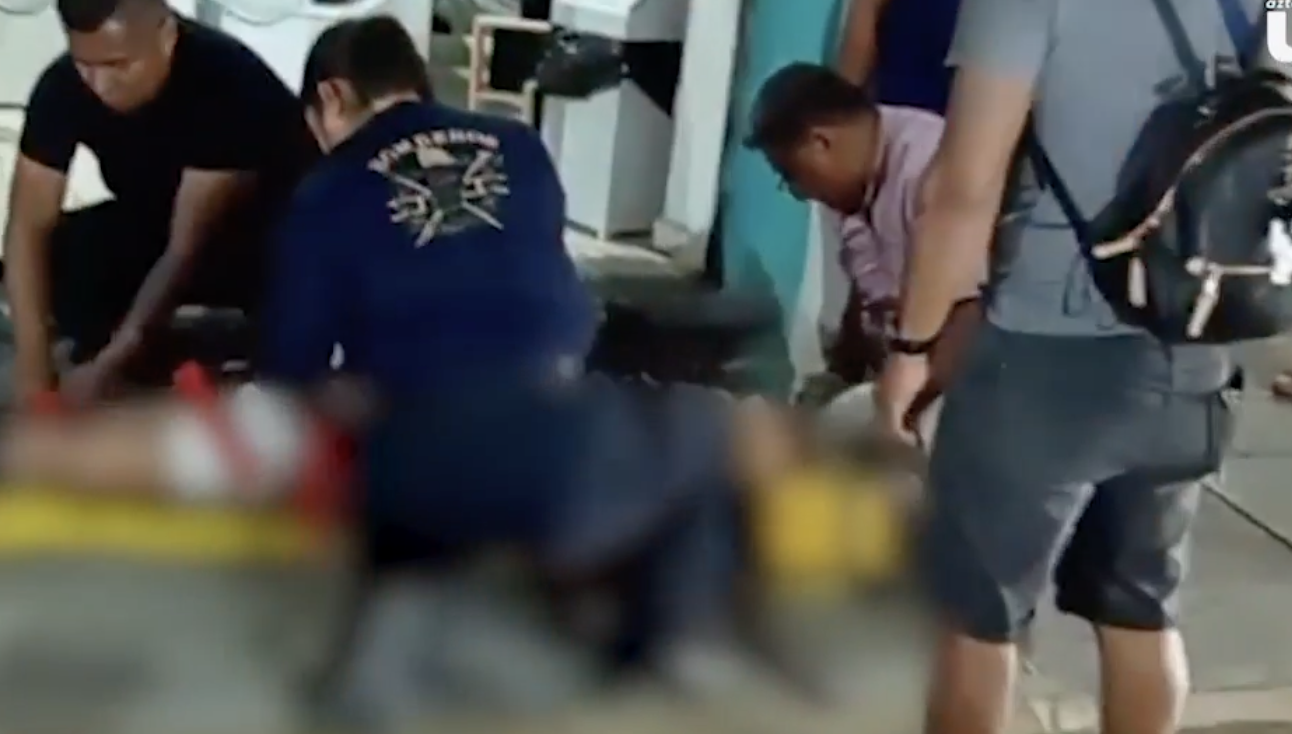 Camioneta arrolla a pareja en Tehuacán y huye; vehículo termina dentro de local