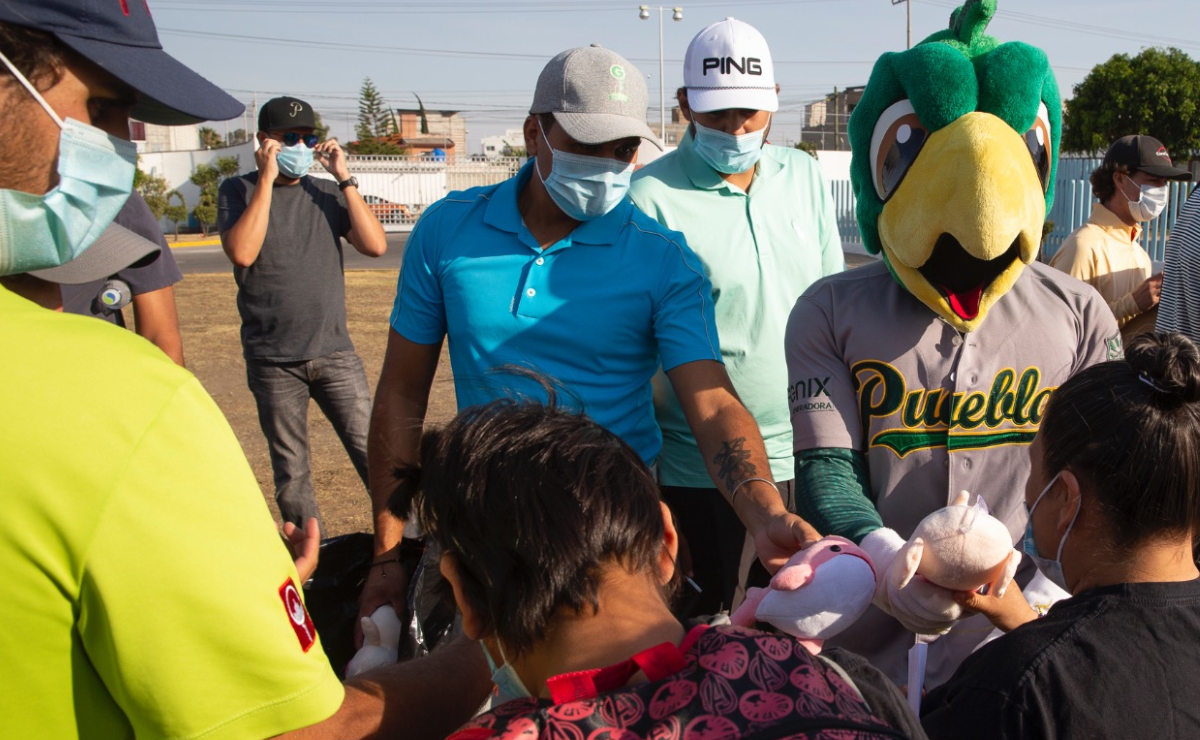 Entregan material escolar en la Gira de Golf Profesional