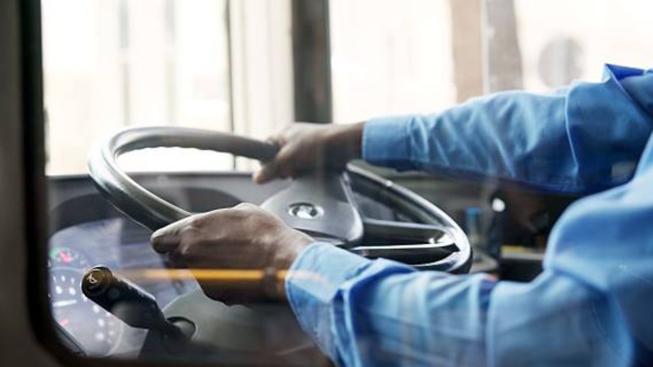VIDEO FUERTE: Niño es arrastrado por camión tras quedar atorado en la puerta; captan momento exacto