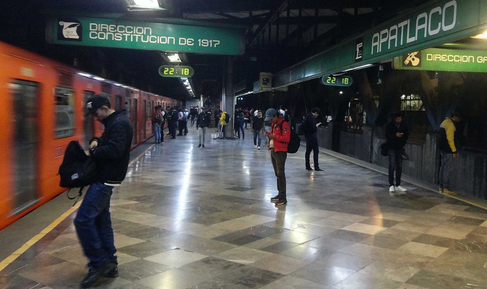 Muere electrocutado al saltar a vías del Metro CDMX por su celular