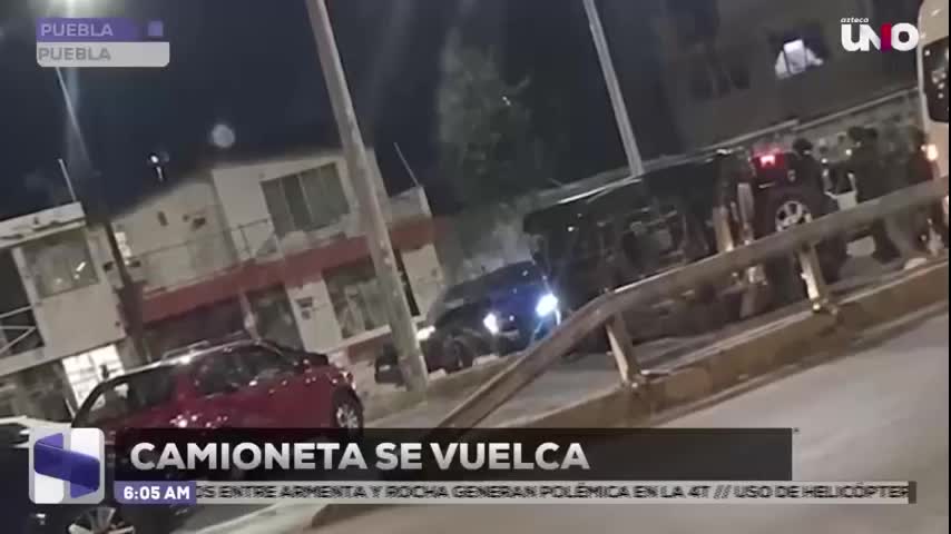 Vehículo volcó en Boulevard Norte en Puebla; conductor salió ileso