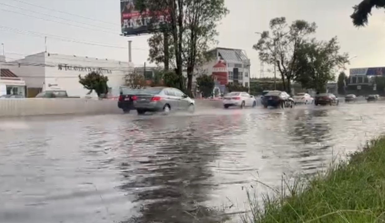 VIDEO: Lluvias dejan severas inundaciones en la Recta a Cholula y Periférico Ecológico HOY