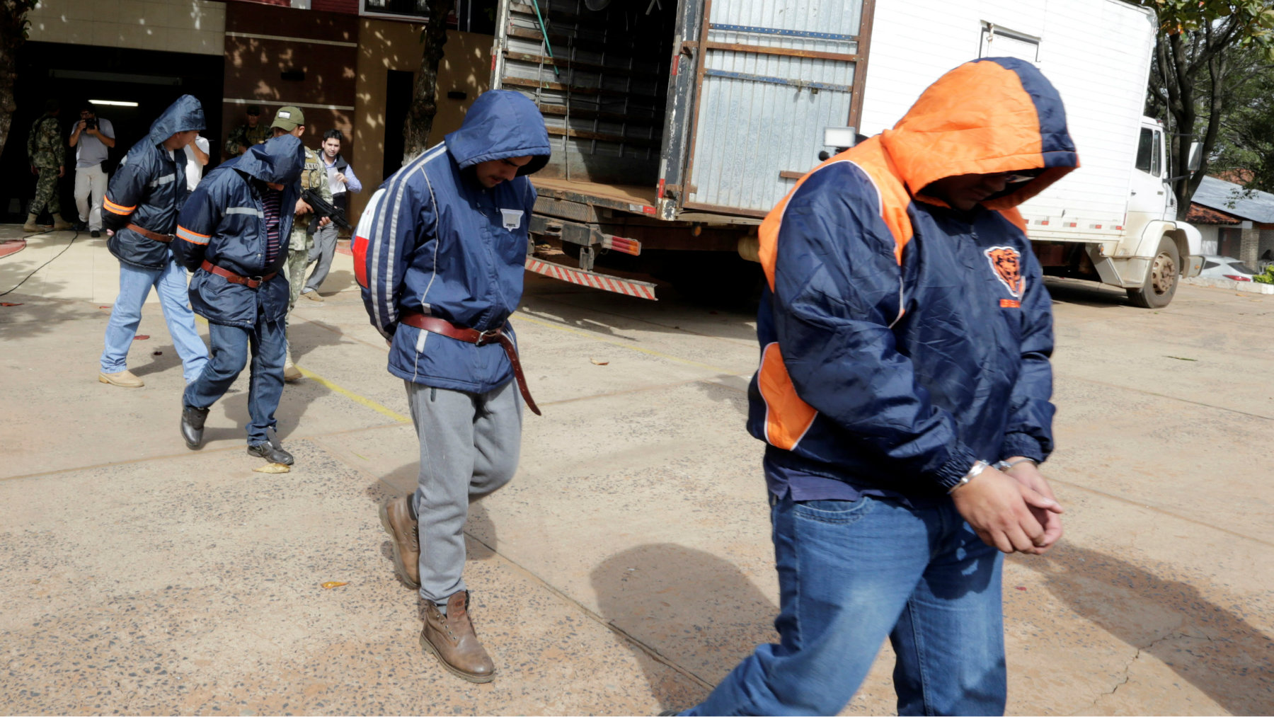 Detienen a más de 100 colombianos en El Salvador