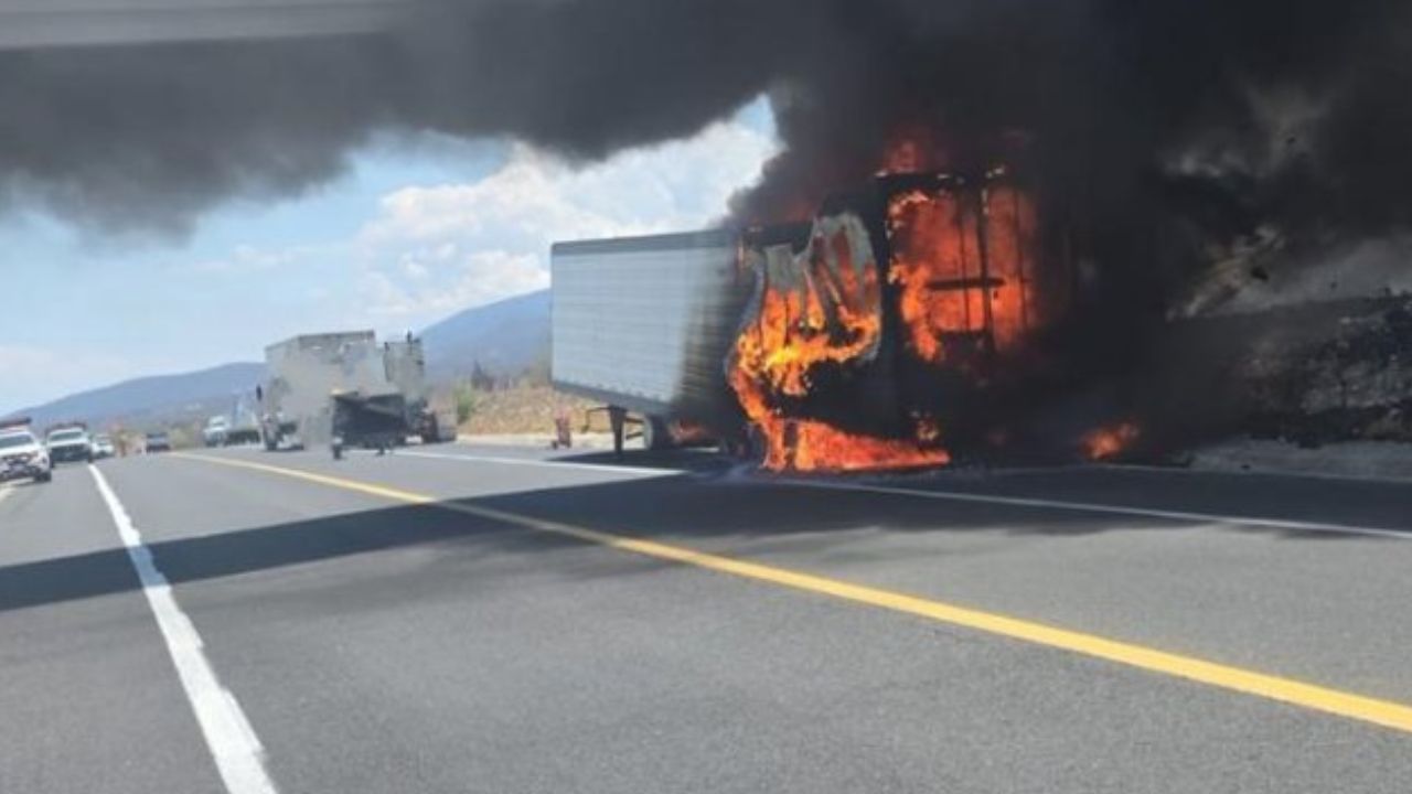 Incendio de tráiler deja cierre y alarma en la carretera Cuacnopalan-Oaxaca hoy: Caos vial