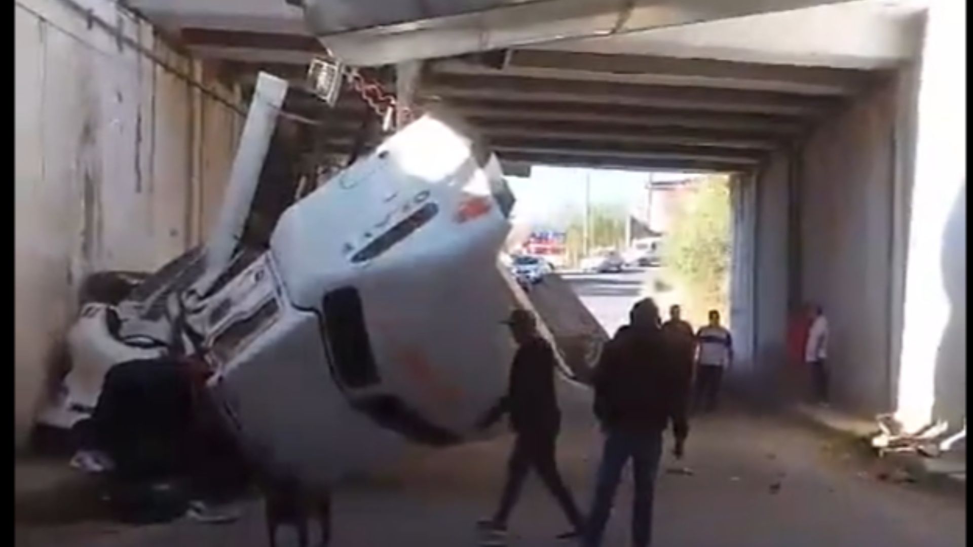 Accidente en la carretera 57, México Querétaro: tráiler cayó de puente ...