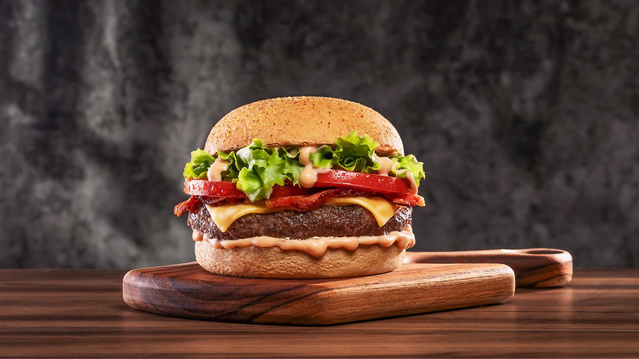Carl's Jr consentirá a clientes con hamburguesas gratis en todas sus sucursales antes de Navidad