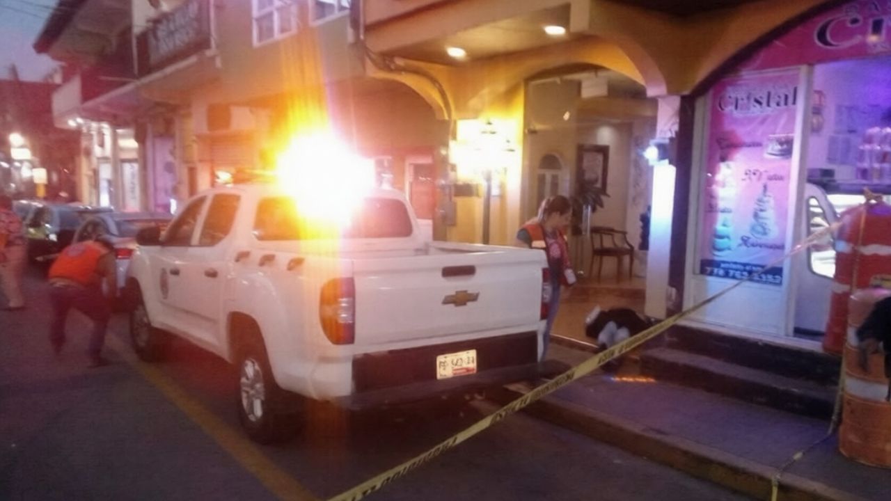 FOTO: Muere hombre tras desplomarse afuera de hotel en Huauchinango; esto se sabe