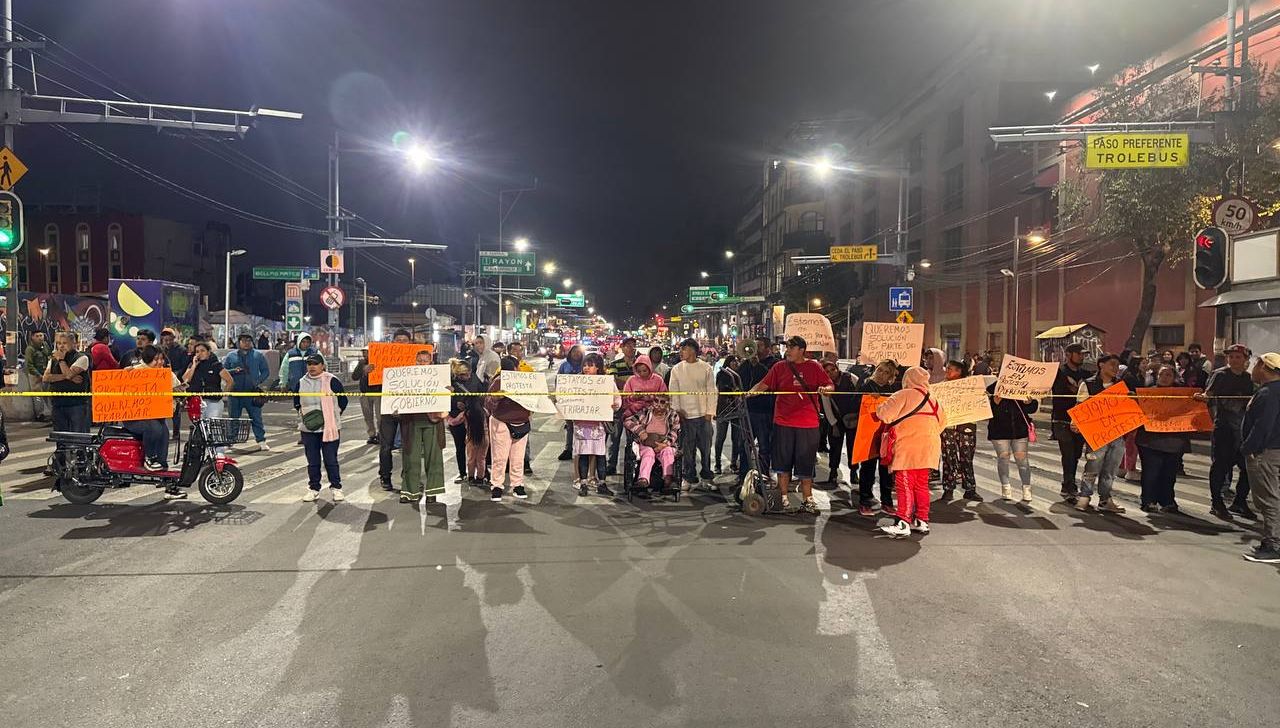 Comerciantes realizan bloqueo en Eje Central y provocan carga vehicular en el Centro Histórico