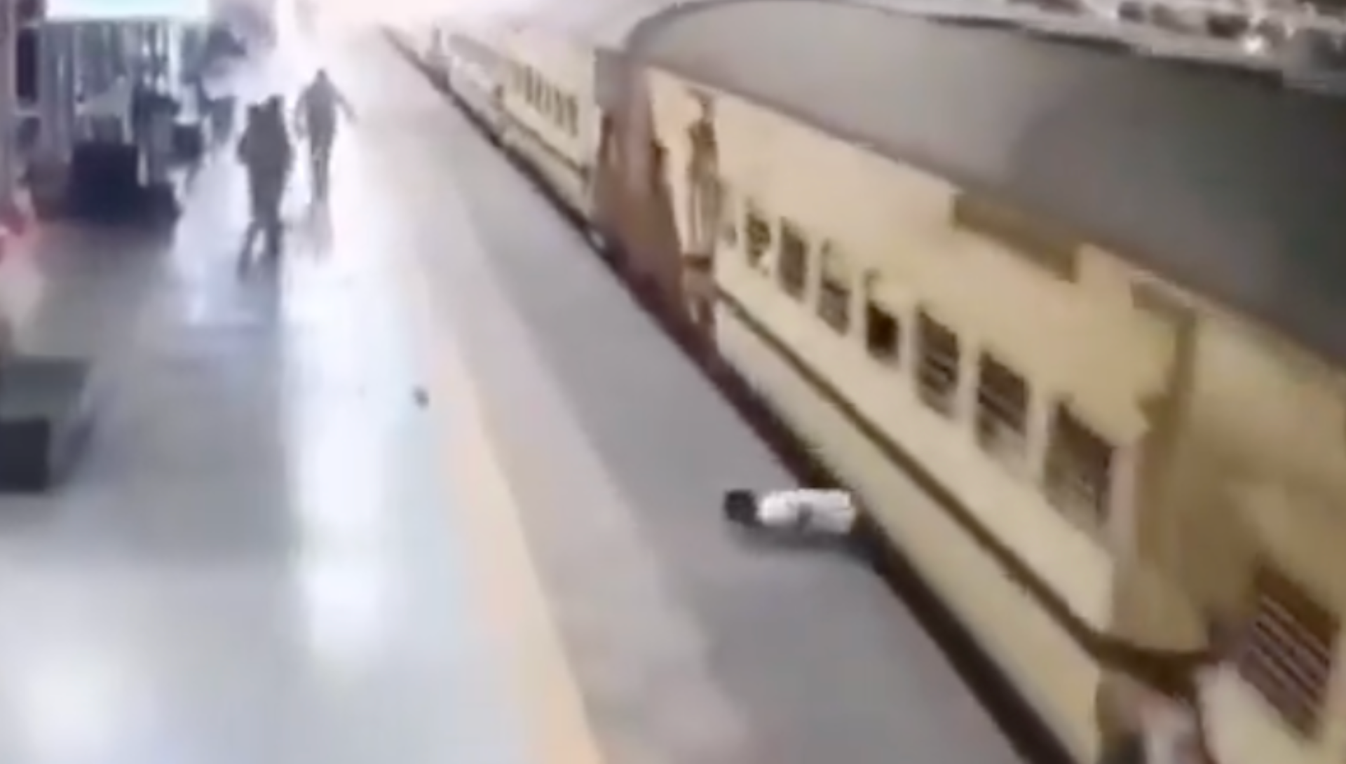 IMÁGENES SENSIBLES: Hombre termina prensado al intentar abordar el metro en movimiento