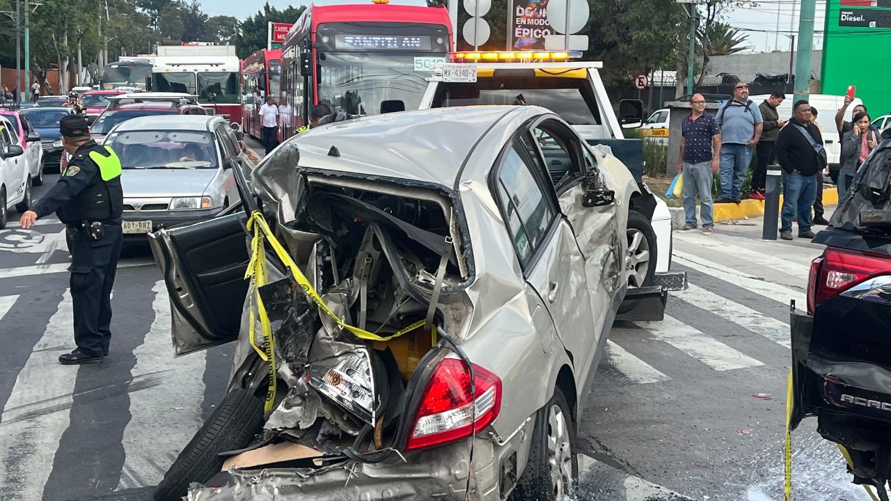 CDMX: Metrobús choca contra varios autos en el Eje 1 y deja 17 heridos
