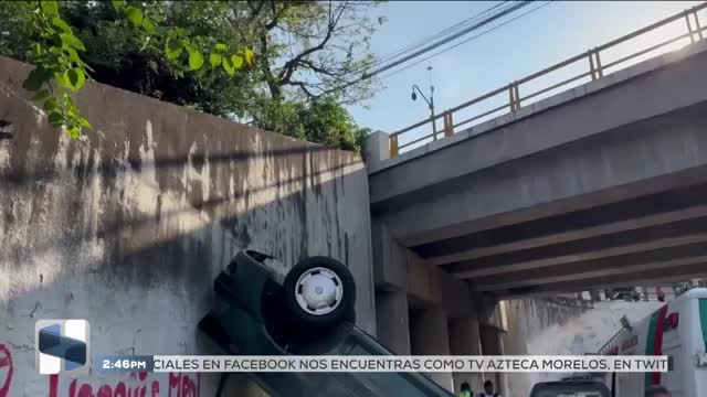 Auto con familia a bordo cae de puente en Cuernavaca; no hubo heridos ...