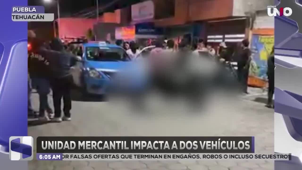 Taxi provoca carambola en calle Luis Donaldo Colosio en Tehuacán.