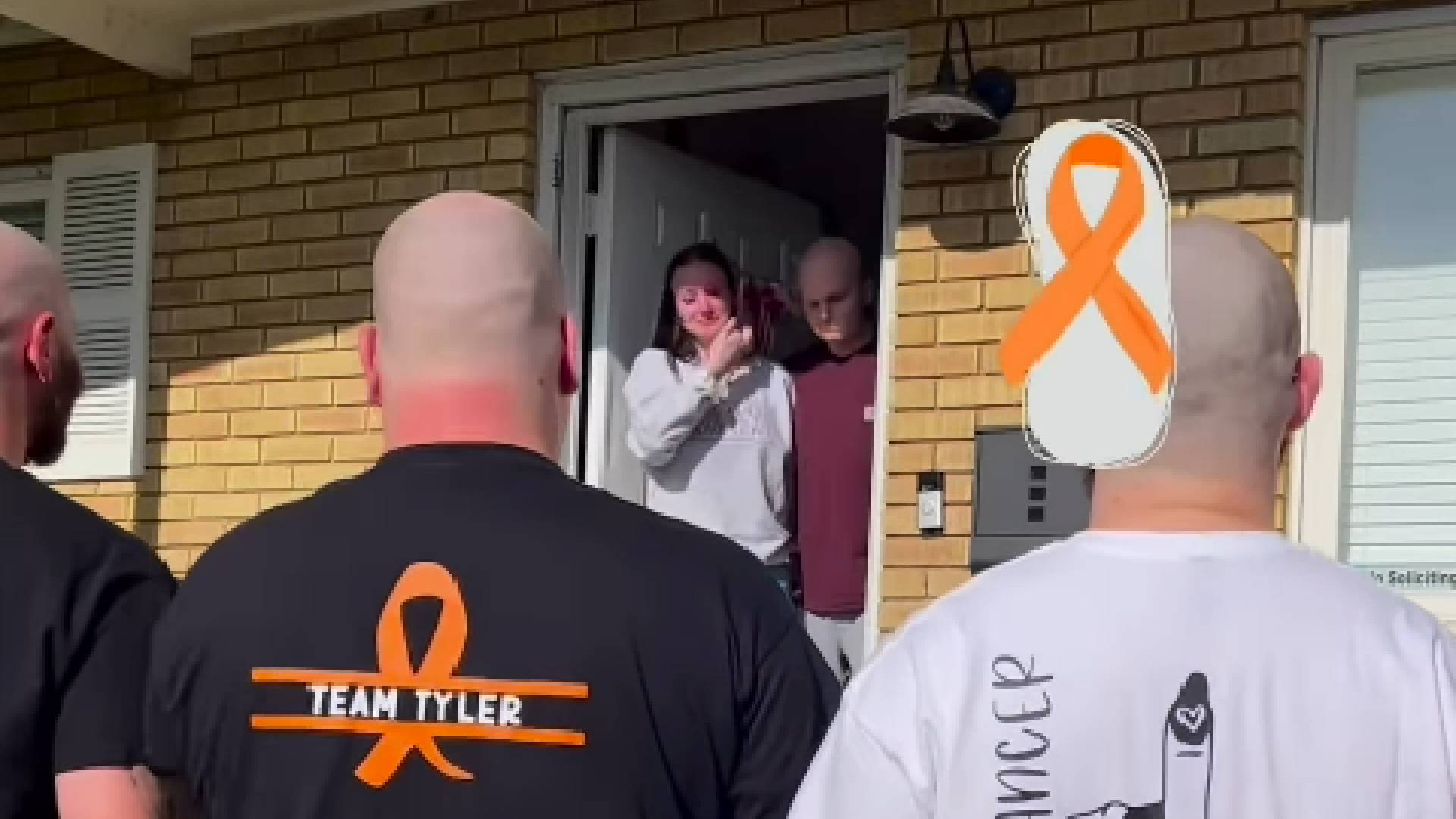 Joven es diagnosticado con leucemia y sus amigos se rapan en solidaridad