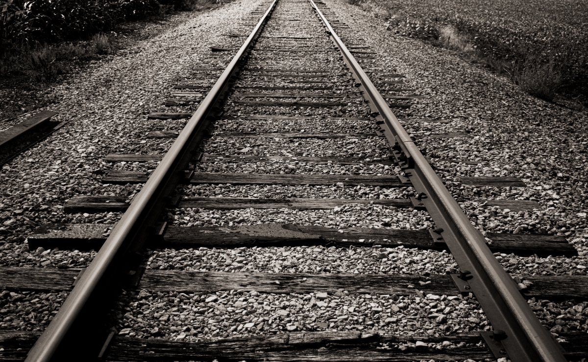 Hombre muere atropellado al intentar ganarle el paso al tren