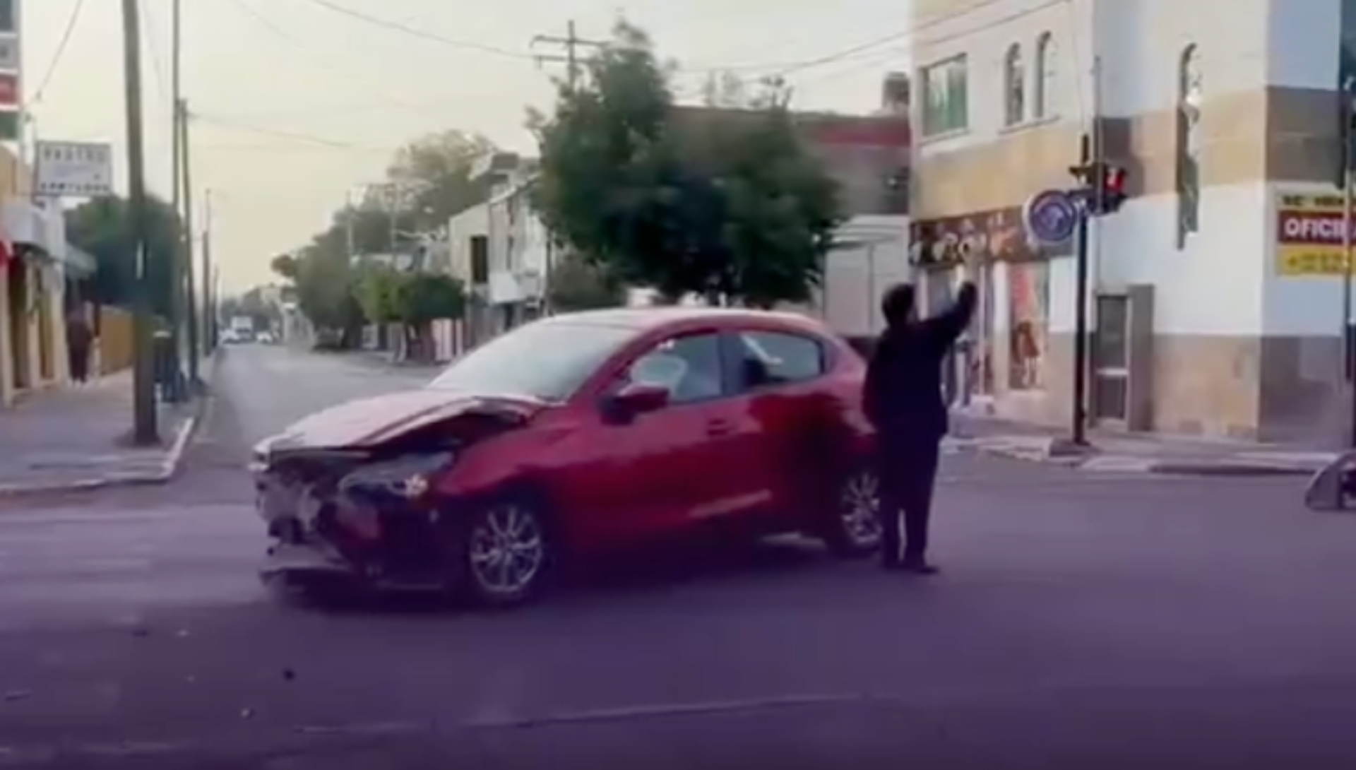 VIDEO: Aparatoso accidente genera movilización en pleno Centro Histórico de Puebla hoy martes