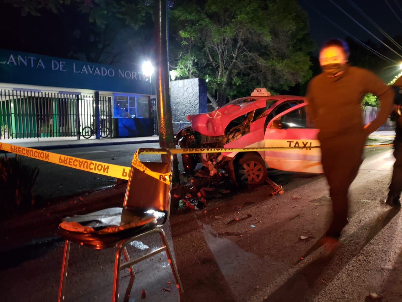 Taxista pierde la vida al impactar su unidad en poste de Eje Central ...