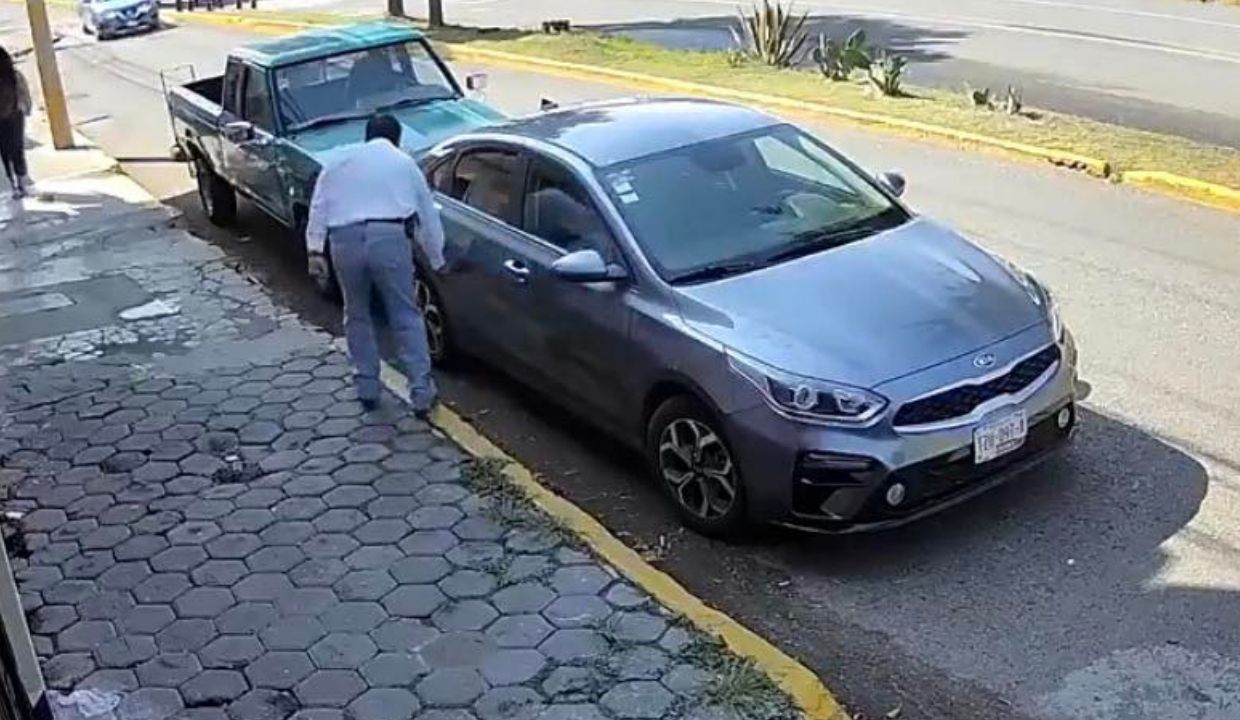 VIDEO: Sujeto raya coche de estudiante solo por haberse estacionado frente a su negocio en San Manuel
