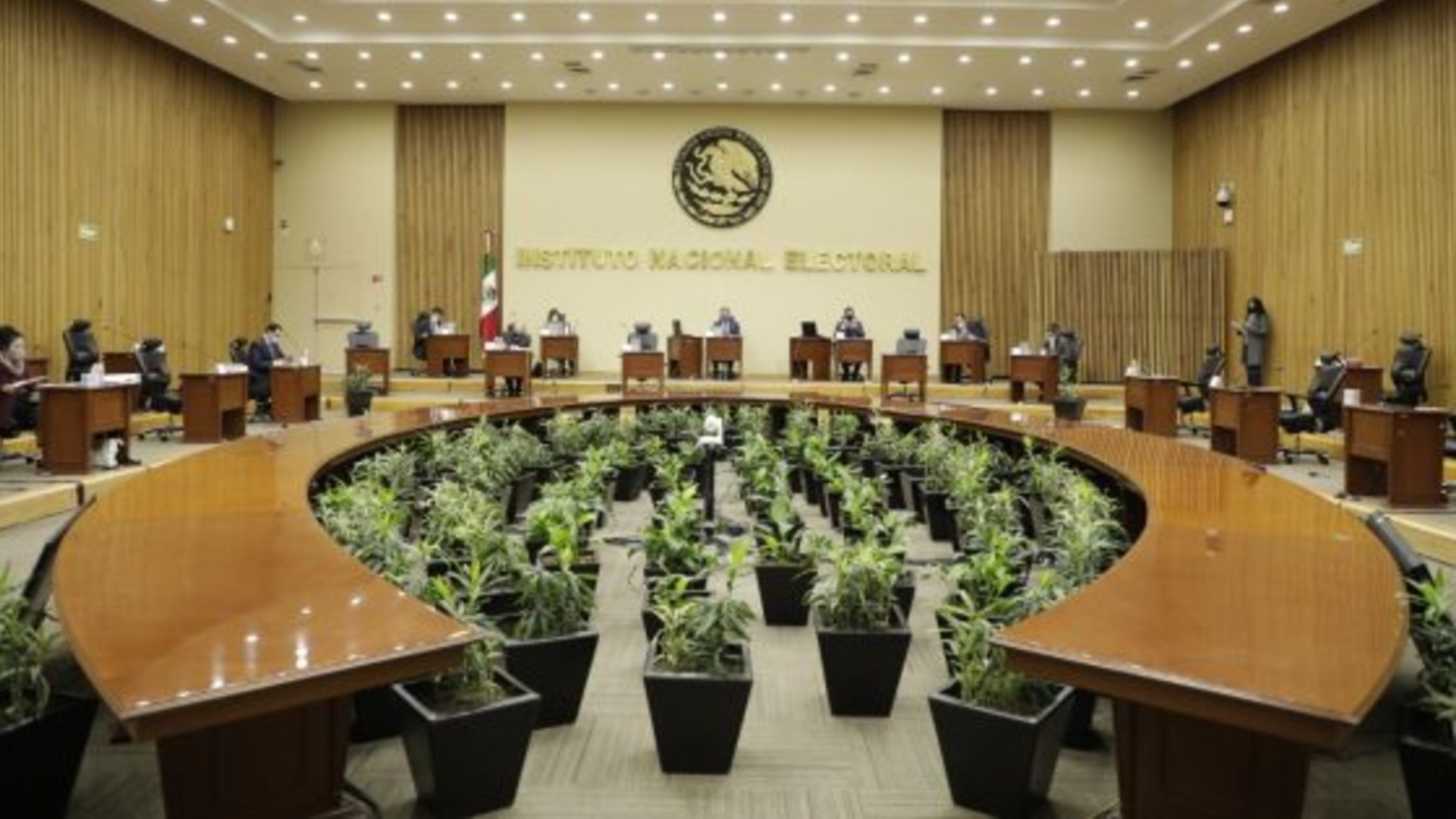 Presidente del INE recibe a gobernador de Michoacán - Vimarsana News