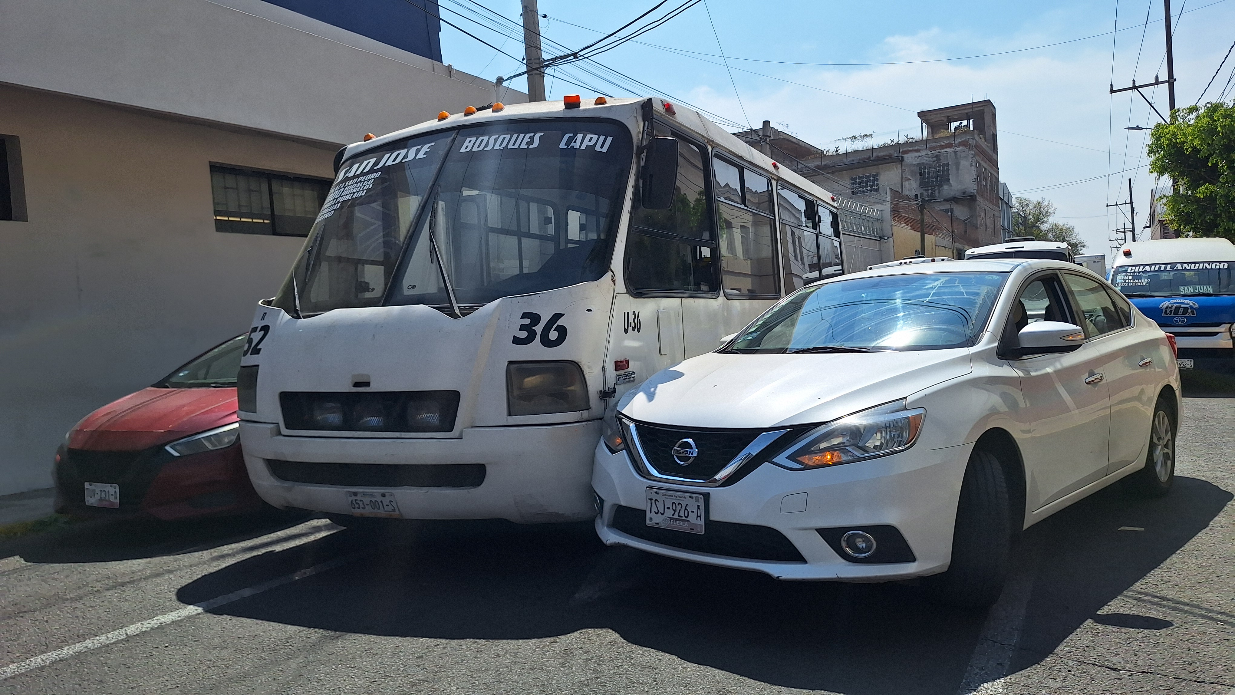 Choque entre ruta 52 y automóvil provoca cierre vial de la 10 Poniente HOY 22 de abril de 2026