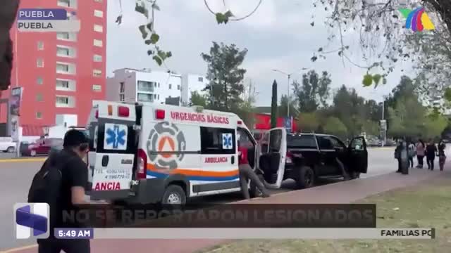 Choque entre particular y unidad oficial en Calzada Zavaleta