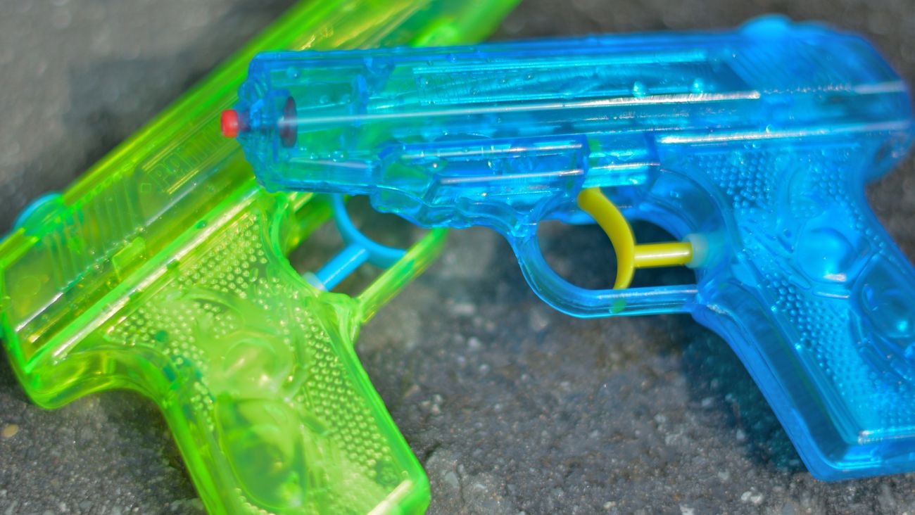 Diputada propone prohibir pistolas de agua y juguetes bélicos a niños