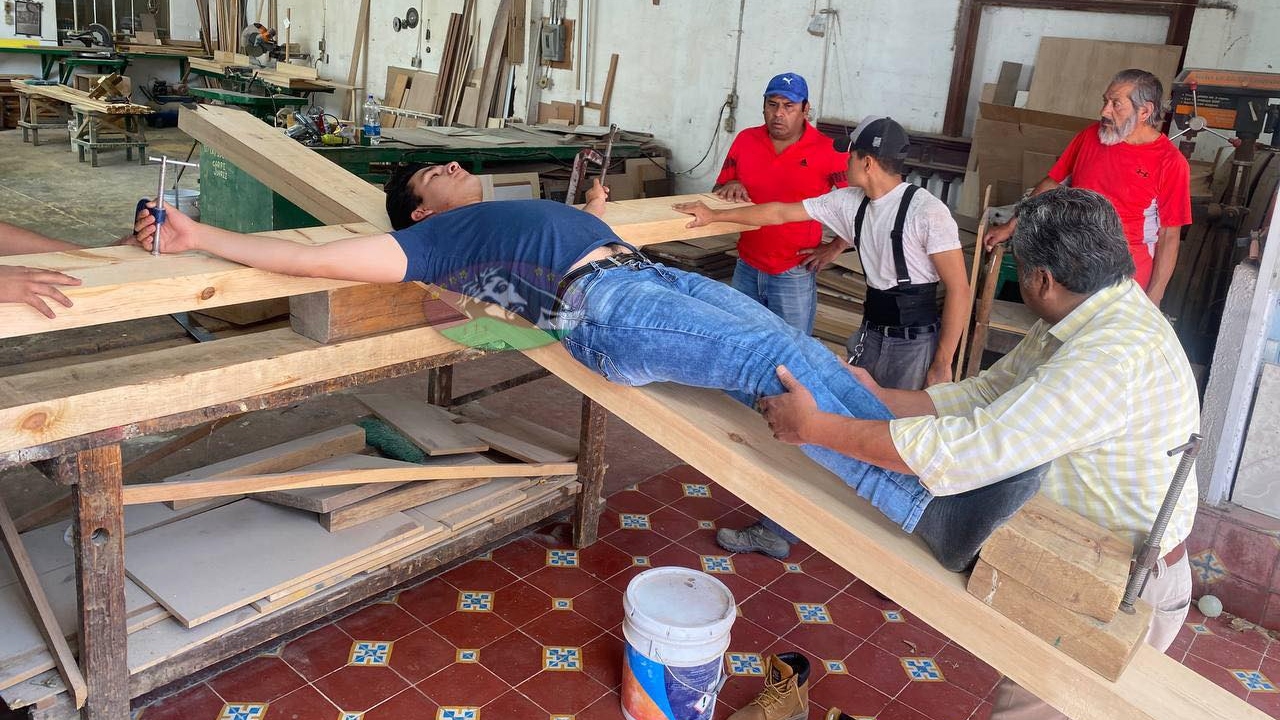 ¿Cuánto pesa y cómo se hace la cruz que carga el Cristo de Iztapalapa?
