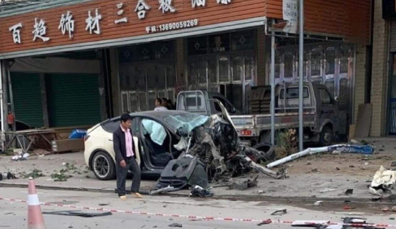 Conductor pierde el control de su Tesla y mata a dos personas