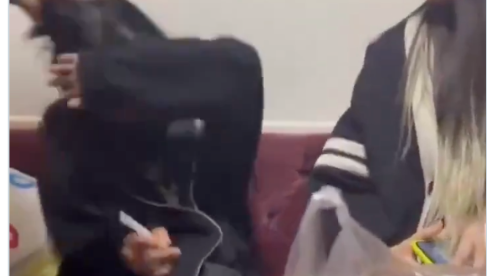 IMÁGENES SENSIBLES: Estudiantes invitan a compañera a reunión y terminan propinándole una golpiza