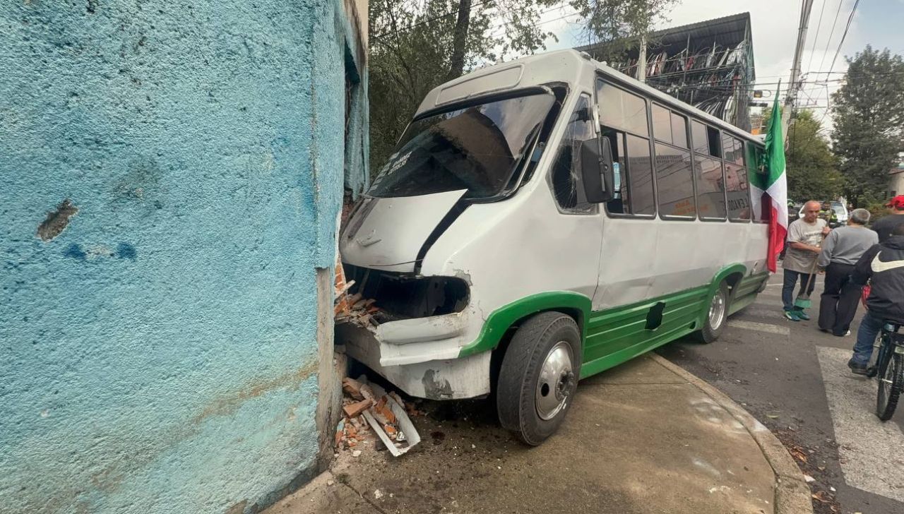 Conductor de microbús se impacta contra casa en alcaldía Cuauhtémoc ...