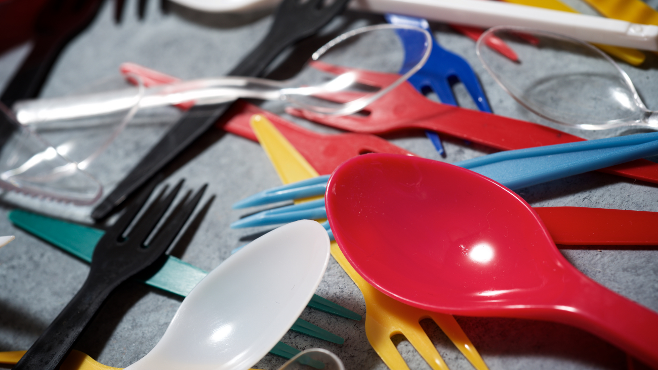 Nueva ley busca prohibir utensilios de plástico en pedidos para llevar en EUA