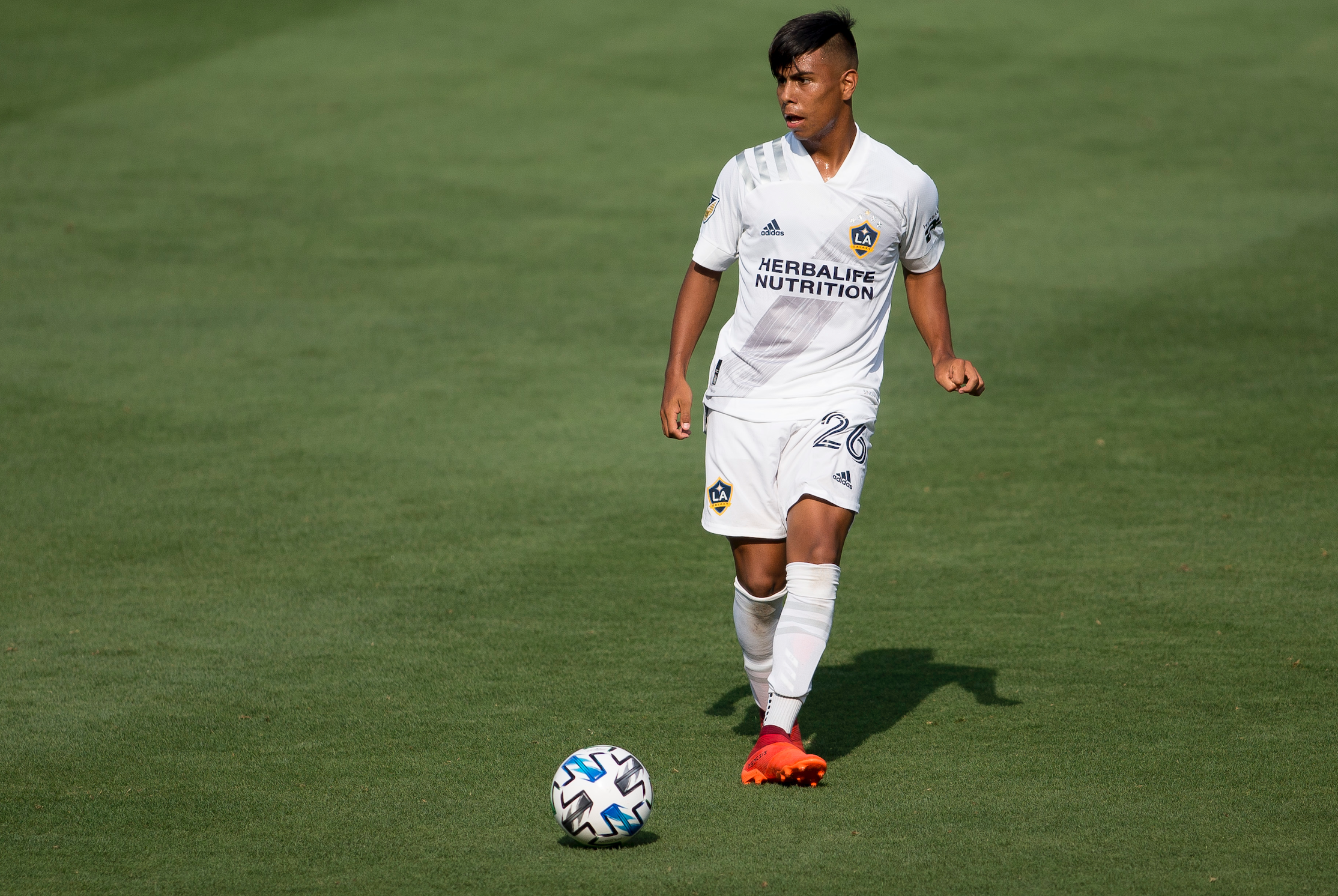 Galaxy traba el fichaje de Efraín Álvarez con Chivas - Vimarsana News
