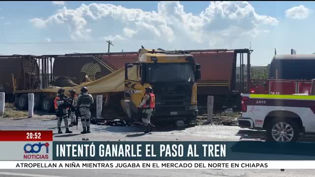 Tráiler queda incendiado tras intentar ganarle el paso al tren, en Celaya