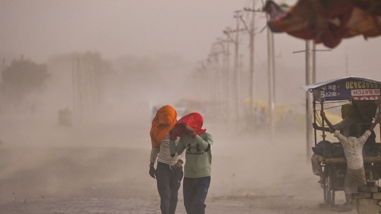 VIDEO: Brutales tormentas de POLVO arrasan en India; casi CIEN personas perdieron la vida