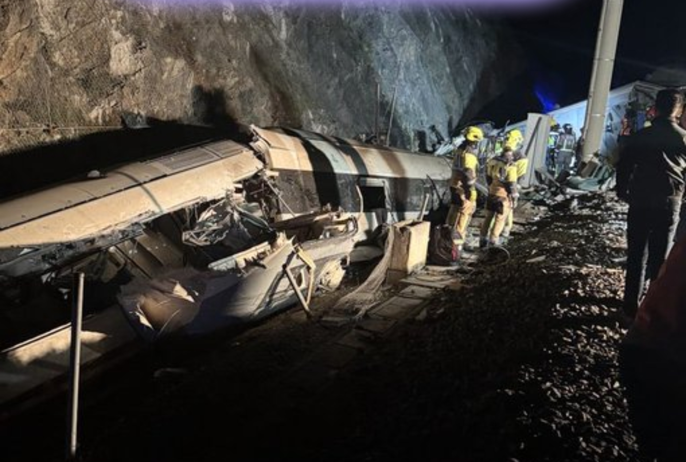 21 muertos y 100 heridos tras el descarrilamiento de dos trenes en España
