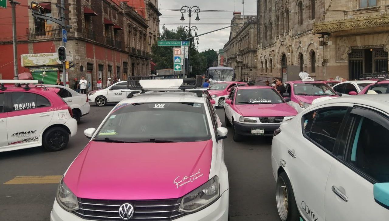 Taxista oculta placa para evitar infracciones,