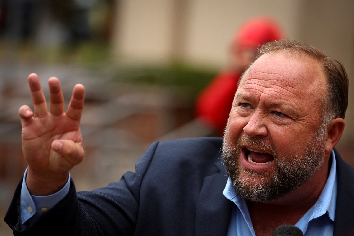 Alex Jones pagará 965 mdd por negar tiroteo de Sandy Hook
