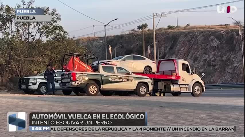 Automóvil volcó en Periférico Ecológico tras intentar esquivar un perro