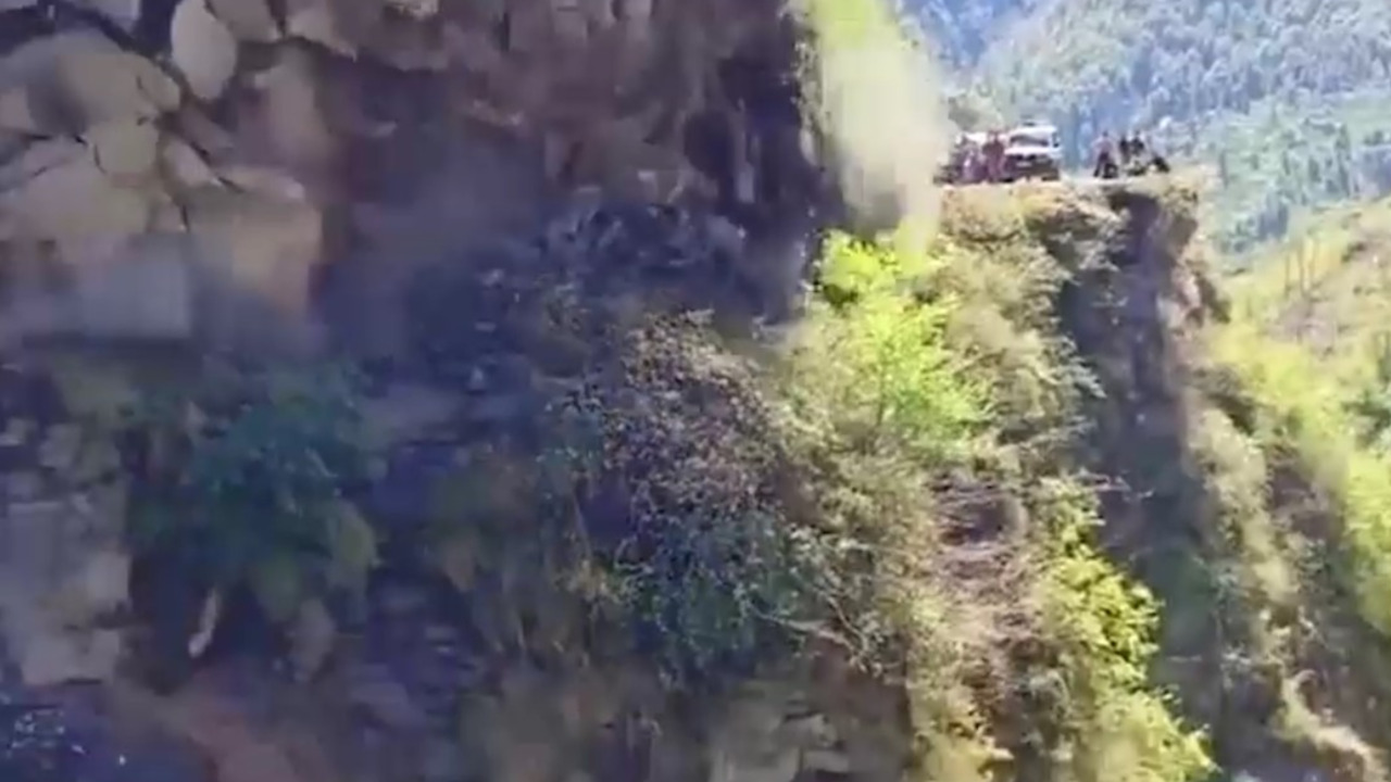 Roca gigante colapsa sobre una carretera en India, el IMPACTANTE momento es captado en VIDEO