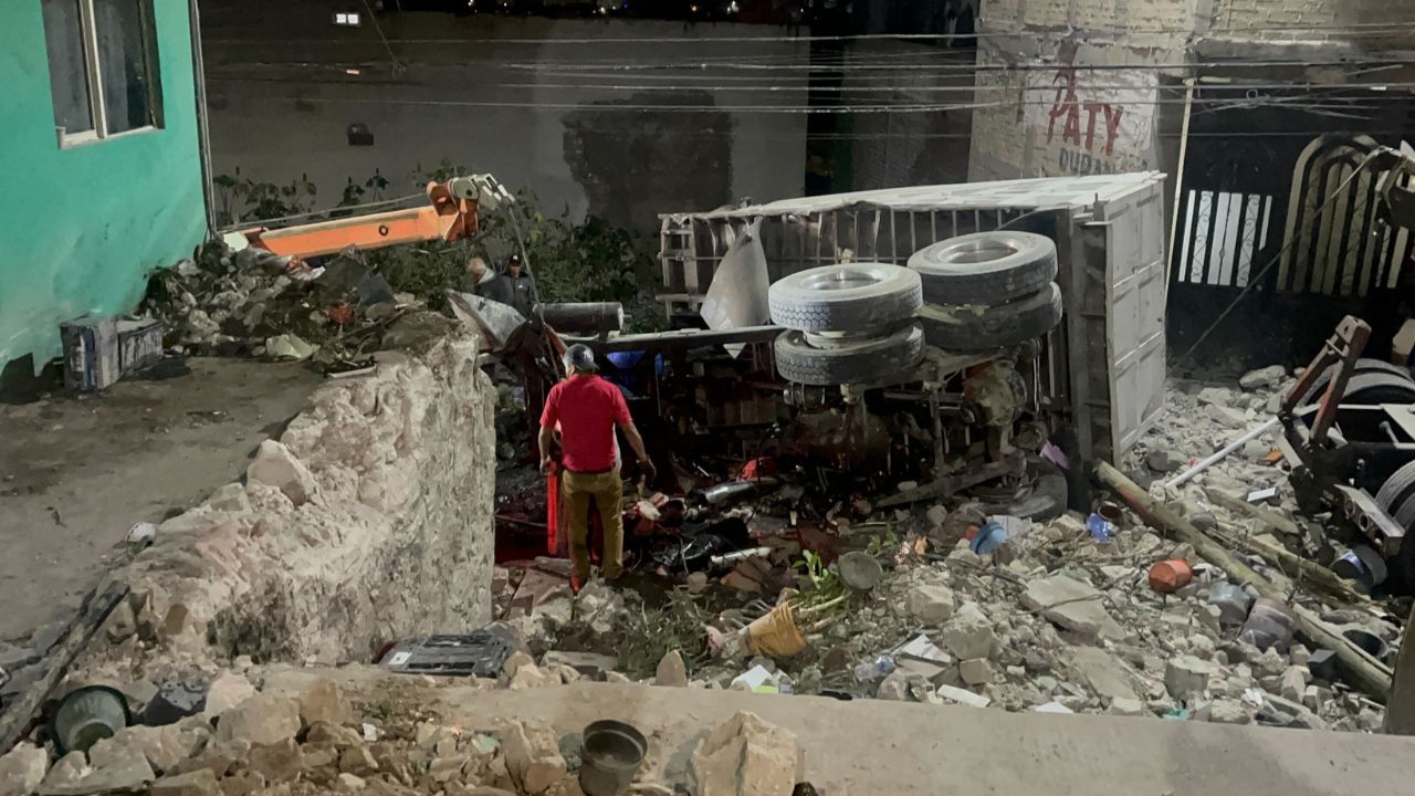 Mientras dormía: Volcadura de camión de carga en Naucalpan deja graves ...