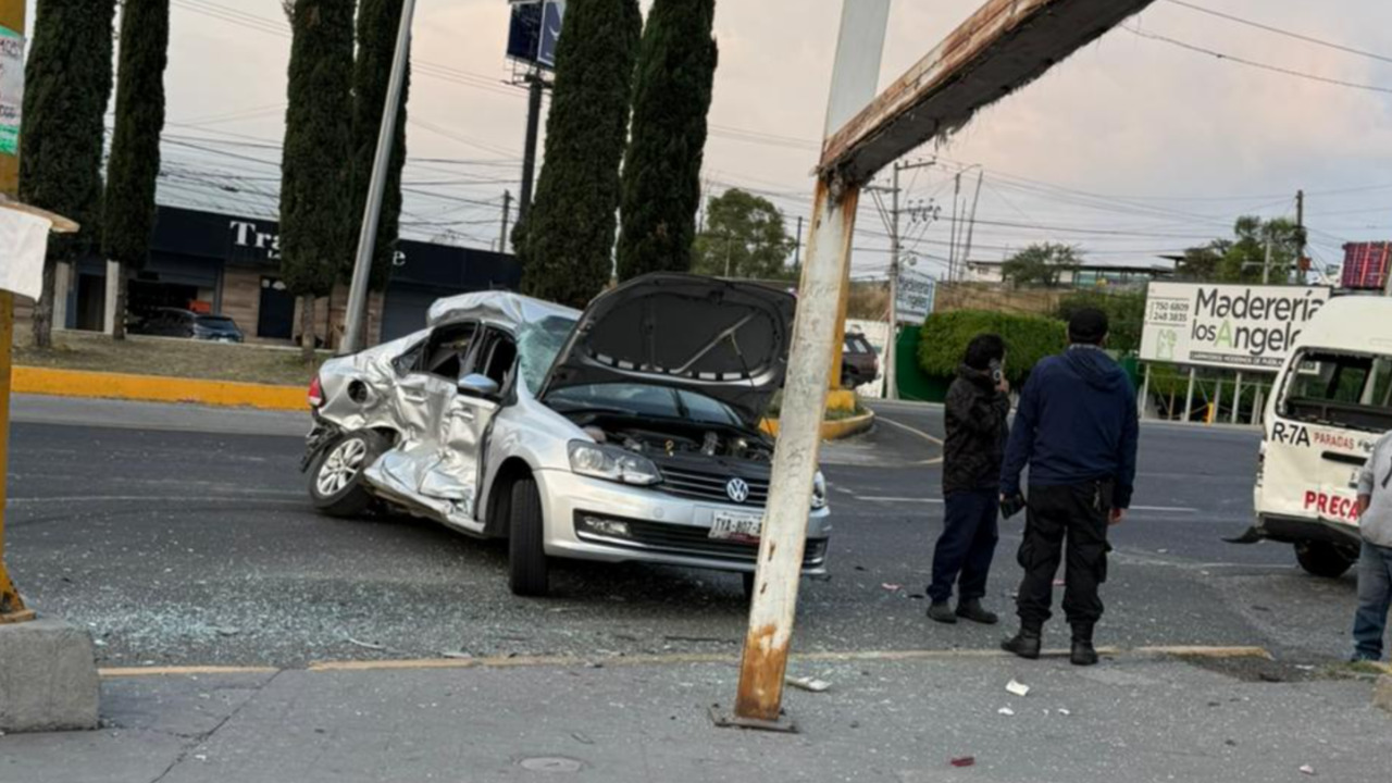 Aparatosa volcadura en Bulevar Atlixco, en Tlaxcalancingo complican el tráfico HOY