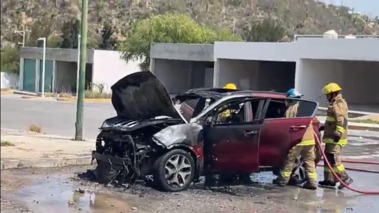 VIDEO:  Mecánico sale a probar camioneta en Tehuacán y termina en llamas HOY jueves