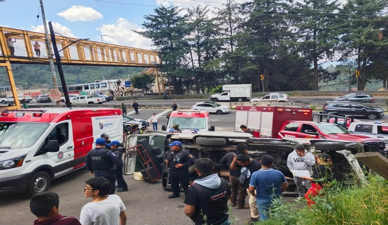 VIDEO: Volcadura de transporte escolar deja 15 estudiantes heridos