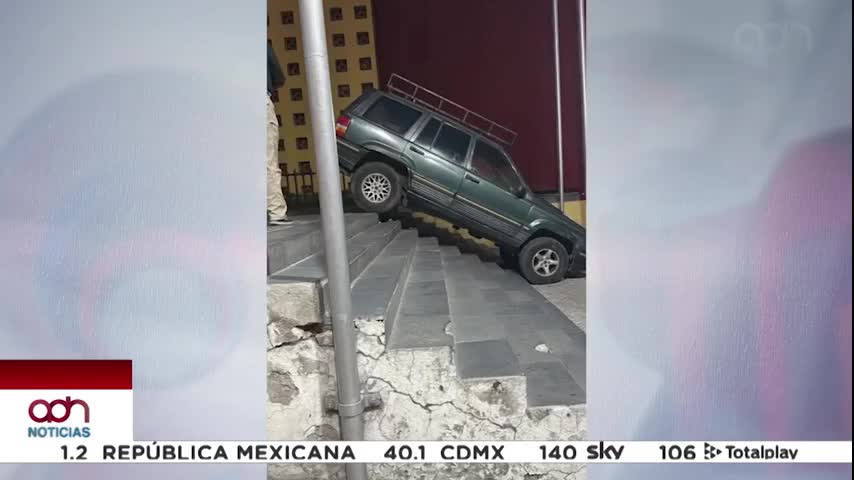 Camioneta termina sobre escalinatas del Centro de Convenciones en Puebla tras presunta pérdida de control