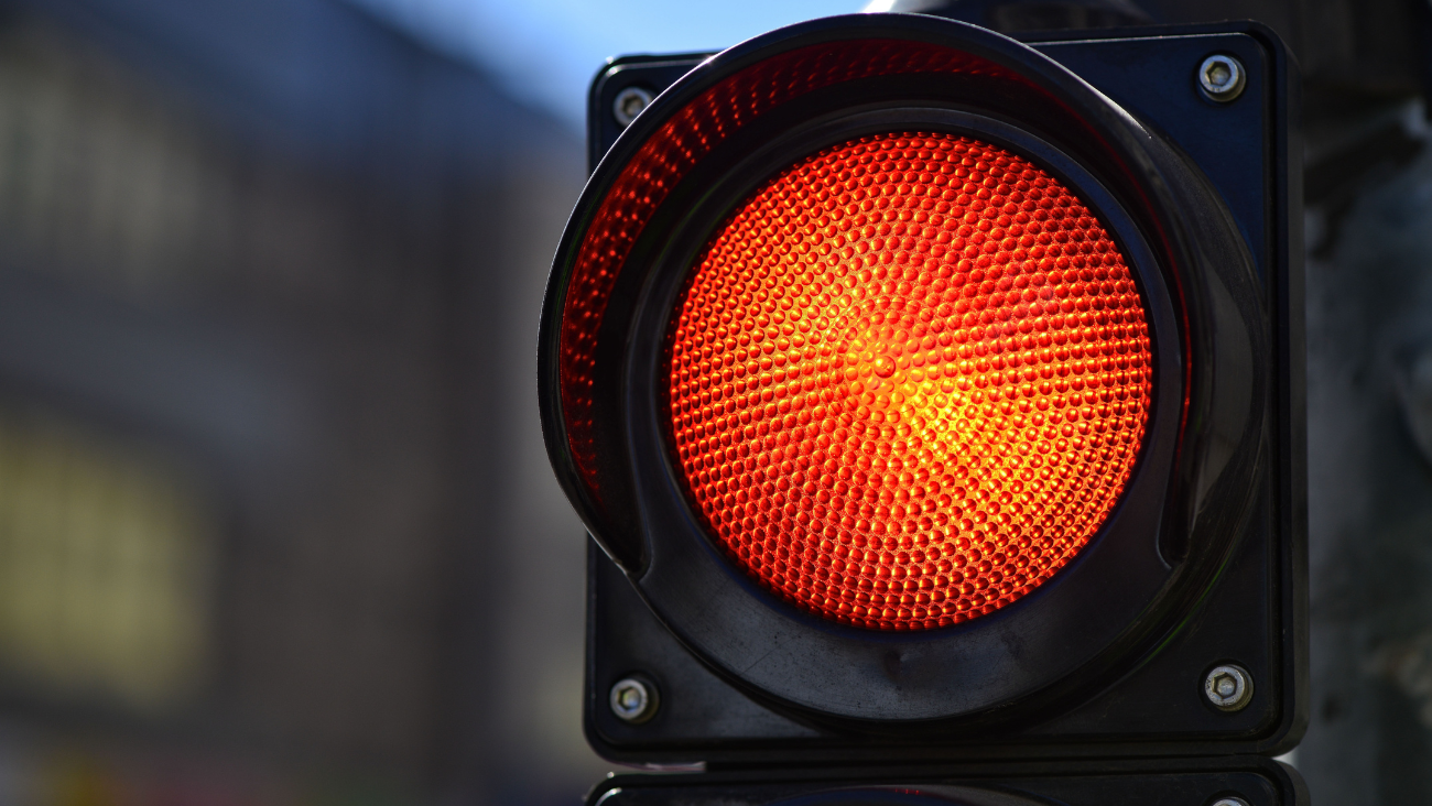 Multas por semáforo en rojo en California: ¿Qué tan grave es no pagarlas?